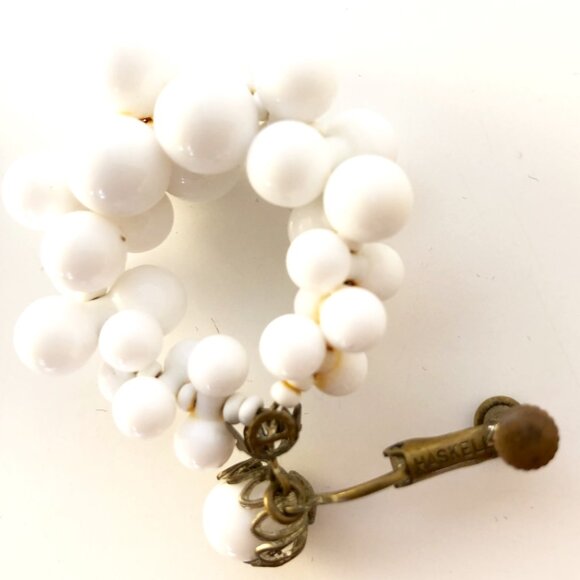 Absolutely Stunning Vintage Miriam Haskell Milk Glass Drop Earrings - Picture 3 of 4